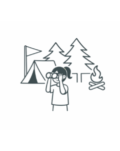 kislány távcsővel táborhelyen sátorral és tábortűzzel – nyári tábor élmény